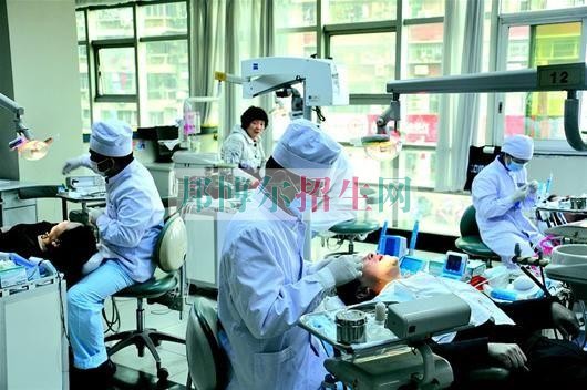 以口腔醫(yī)學(xué)為王牌的大專(zhuān)學(xué)校有哪些