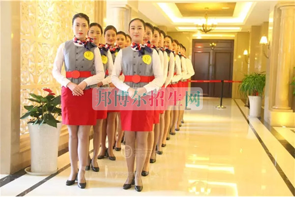 成都航空旅游職業(yè)學(xué)校開(kāi)啟新學(xué)期首場(chǎng)招聘，場(chǎng)面火爆美女如云