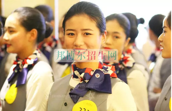 成都航空旅游職業(yè)學(xué)校開(kāi)啟新學(xué)期首場(chǎng)招聘，場(chǎng)面火爆美女如云