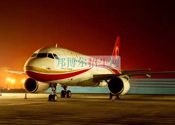成都航空旅游職業(yè)學(xué)校開(kāi)啟新學(xué)期首場(chǎng)招聘，場(chǎng)面火爆美女如云