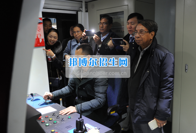 緬甸仰光省交通委員會主席等考察重慶公共運輸職業(yè)學(xué)院并洽談合作事宜