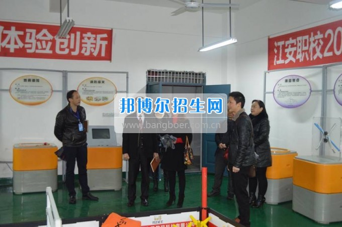縣科協(xié)領導到四川省江安縣職業(yè)技術學校看望機器人大賽師生