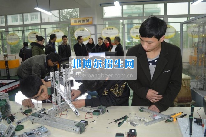 縣科協(xié)領導到四川省江安縣職業(yè)技術學?？赐麢C器人大賽師生