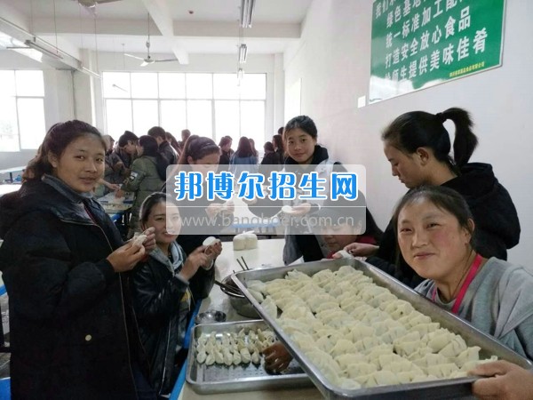 四川省宜賓市南溪區(qū)職業(yè)高級(jí)中學(xué)校&ldquo;9+3&rdquo;學(xué)生慶祝藏歷火雞新年