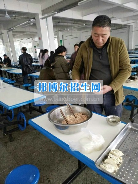 四川省宜賓市南溪區(qū)職業(yè)高級(jí)中學(xué)校&ldquo;9+3&rdquo;學(xué)生慶祝藏歷火雞新年