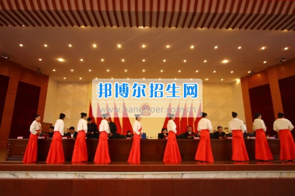 四川省宜賓市南溪區(qū)職業(yè)高級(jí)中學(xué)校旅游專(zhuān)業(yè)學(xué)子亮相區(qū)委區(qū)府表彰會(huì)