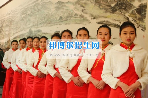 四川省宜賓市南溪區(qū)職業(yè)高級(jí)中學(xué)校旅游專(zhuān)業(yè)學(xué)子亮相區(qū)委區(qū)府表彰會(huì)