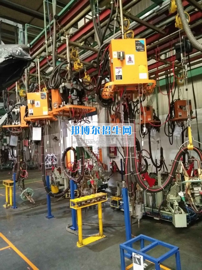 四川省樂(lè)山市第一職業(yè)高級(jí)中學(xué)機(jī)械專(zhuān)業(yè)赴重慶知名企業(yè)調(diào)研