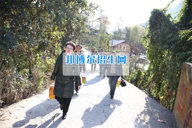 四川省技術(shù)監(jiān)督學(xué)校赴宜坪鄉(xiāng)桐花村開展精準(zhǔn)扶貧走訪慰問活動