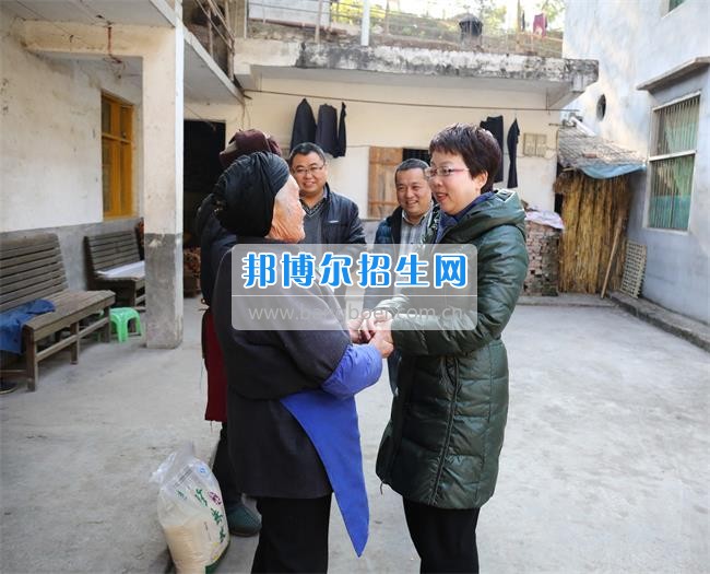 四川省技術(shù)監(jiān)督學(xué)校赴宜坪鄉(xiāng)桐花村開展精準(zhǔn)扶貧走訪慰問活動