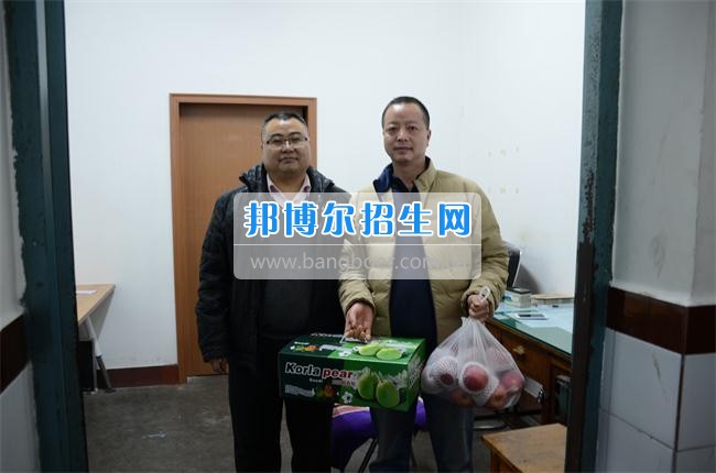 四川省技術(shù)監(jiān)督學(xué)校除夕夜賈校長(zhǎng)代表學(xué)校慰問(wèn)工作職工