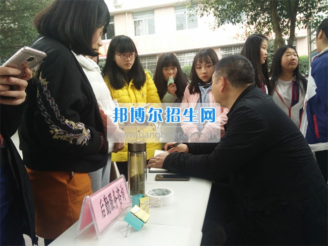 四川省技術(shù)監(jiān)督學(xué)校行政黨支部開展&ldquo;校園后勤服務(wù)咨詢&rdquo;志愿活動(dòng)