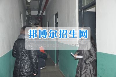 四川省什邡市職業(yè)中專學校迎接德陽市、什邡市教育局開學工作檢查