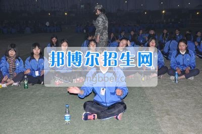 四川省什邡市職業(yè)中專學校訓練場上杯子舞