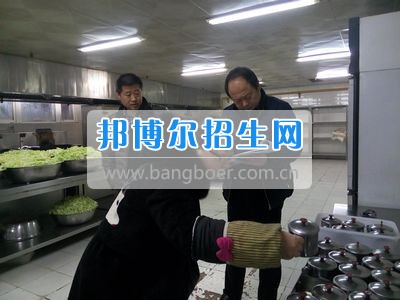 市食藥局、教育局領(lǐng)導(dǎo)到四川省什邡市職業(yè)中專學(xué)校食堂檢查開學(xué)工作