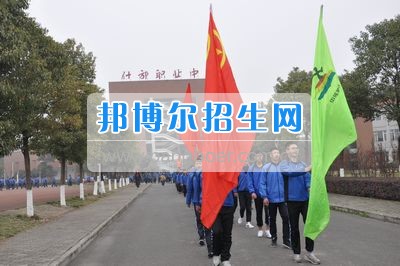 四川省什邡市職業(yè)中專學(xué)校拉練路上，我們擼起袖子邁步向前