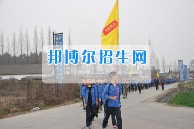 四川省什邡市職業(yè)中專學(xué)校拉練路上，我們擼起袖子邁步向前