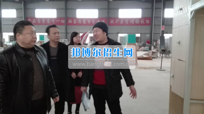 川北幼兒師范高等?？茖W(xué)校張廷鑫校長(zhǎng)帶隊(duì)考察學(xué)生公寓設(shè)備