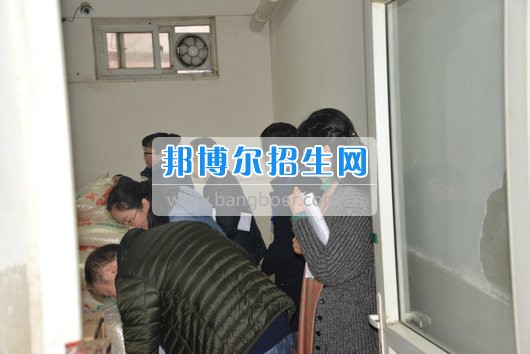 青羊區(qū)教育局機關(guān)黨委書記劉立頻赴成都市青蘇職業(yè)中專學(xué)校視察開學(xué)準備工作