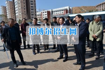 州委、州政府主要領(lǐng)導(dǎo)調(diào)研大理衛(wèi)校整體搬遷建設(shè)工作  2月10日下午，州委書記陳堅(jiān)和州委副書記、州長(zhǎng)楊健等領(lǐng)導(dǎo)蒞臨大理衛(wèi)校(大理護(hù)理職業(yè)學(xué)院)海東新校區(qū)，對(duì)學(xué)校整體搬遷項(xiàng)目建設(shè)情況進(jìn)行實(shí)地調(diào)研，并在龍山國(guó)際會(huì)議中心主持召開推進(jìn)大理衛(wèi)校(大理護(hù)理職業(yè)學(xué)院)整體搬遷建設(shè)專題會(huì)議。楊泓濤校長(zhǎng)代表學(xué)校匯報(bào)了學(xué)校的工作情況，海開委、州衛(wèi)計(jì)委、州教育局、州財(cái)政局、州發(fā)改委、州委編辦、州人社局、州審計(jì)局等部門領(lǐng)導(dǎo)對(duì)大理衛(wèi)校(大理護(hù)理職業(yè)學(xué)院)整體搬遷建設(shè)情況進(jìn)行了匯報(bào)說(shuō)明。   會(huì)上,陳堅(jiān)書記強(qiáng)調(diào),各主管部門要站在促進(jìn)全州教育、衛(wèi)生事業(yè)發(fā)展的高度，加強(qiáng)協(xié)調(diào)聯(lián)動(dòng),幫助解決大理衛(wèi)校整體搬遷工作推進(jìn)上的瓶頸問(wèn)題,以高標(biāo)準(zhǔn)、嚴(yán)要求組織驗(yàn)收和掃尾工作，保證施工安全、建筑安全及搬遷后的校園安全。楊健州長(zhǎng)重申了實(shí)現(xiàn)整體搬遷的意義，并要求學(xué)校要在升格組建大理護(hù)理職業(yè)學(xué)院的同時(shí)，保留大理衛(wèi)校的牌子和教學(xué)優(yōu)勢(shì)，不斷提高辦學(xué)質(zhì)量，擴(kuò)大辦學(xué)規(guī)模，為全州衛(wèi)生事業(yè)發(fā)展輸送更多優(yōu)質(zhì)人才。   此次調(diào)研和座談會(huì)充分體現(xiàn)了州委、州政府對(duì)于學(xué)校整體搬遷建設(shè)的高度重視，也為學(xué)校發(fā)展指明了方向。學(xué)校領(lǐng)導(dǎo)對(duì)州委、州政府長(zhǎng)期以來(lái)對(duì)學(xué)校的關(guān)心和支持致以衷心的感謝，并表示將按照會(huì)議的相關(guān)要求，抓實(shí)各項(xiàng)搬遷準(zhǔn)備工作，確保按時(shí)完成搬遷辦學(xué)。多措并舉做好資金籌措和師資隊(duì)伍建設(shè)，齊心協(xié)力將大理衛(wèi)校(大理護(hù)理職業(yè)學(xué)院)打造成為一所具有特色的一流高等護(hù)理職業(yè)院校。