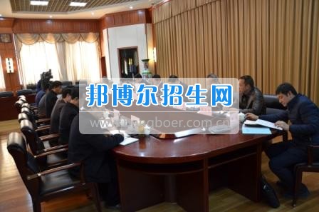 州委、州政府主要領(lǐng)導(dǎo)調(diào)研大理衛(wèi)校整體搬遷建設(shè)工作  2月10日下午，州委書記陳堅(jiān)和州委副書記、州長(zhǎng)楊健等領(lǐng)導(dǎo)蒞臨大理衛(wèi)校(大理護(hù)理職業(yè)學(xué)院)海東新校區(qū)，對(duì)學(xué)校整體搬遷項(xiàng)目建設(shè)情況進(jìn)行實(shí)地調(diào)研，并在龍山國(guó)際會(huì)議中心主持召開推進(jìn)大理衛(wèi)校(大理護(hù)理職業(yè)學(xué)院)整體搬遷建設(shè)專題會(huì)議。楊泓濤校長(zhǎng)代表學(xué)校匯報(bào)了學(xué)校的工作情況，海開委、州衛(wèi)計(jì)委、州教育局、州財(cái)政局、州發(fā)改委、州委編辦、州人社局、州審計(jì)局等部門領(lǐng)導(dǎo)對(duì)大理衛(wèi)校(大理護(hù)理職業(yè)學(xué)院)整體搬遷建設(shè)情況進(jìn)行了匯報(bào)說(shuō)明。   會(huì)上,陳堅(jiān)書記強(qiáng)調(diào),各主管部門要站在促進(jìn)全州教育、衛(wèi)生事業(yè)發(fā)展的高度，加強(qiáng)協(xié)調(diào)聯(lián)動(dòng),幫助解決大理衛(wèi)校整體搬遷工作推進(jìn)上的瓶頸問(wèn)題,以高標(biāo)準(zhǔn)、嚴(yán)要求組織驗(yàn)收和掃尾工作，保證施工安全、建筑安全及搬遷后的校園安全。楊健州長(zhǎng)重申了實(shí)現(xiàn)整體搬遷的意義，并要求學(xué)校要在升格組建大理護(hù)理職業(yè)學(xué)院的同時(shí)，保留大理衛(wèi)校的牌子和教學(xué)優(yōu)勢(shì)，不斷提高辦學(xué)質(zhì)量，擴(kuò)大辦學(xué)規(guī)模，為全州衛(wèi)生事業(yè)發(fā)展輸送更多優(yōu)質(zhì)人才。   此次調(diào)研和座談會(huì)充分體現(xiàn)了州委、州政府對(duì)于學(xué)校整體搬遷建設(shè)的高度重視，也為學(xué)校發(fā)展指明了方向。學(xué)校領(lǐng)導(dǎo)對(duì)州委、州政府長(zhǎng)期以來(lái)對(duì)學(xué)校的關(guān)心和支持致以衷心的感謝，并表示將按照會(huì)議的相關(guān)要求，抓實(shí)各項(xiàng)搬遷準(zhǔn)備工作，確保按時(shí)完成搬遷辦學(xué)。多措并舉做好資金籌措和師資隊(duì)伍建設(shè)，齊心協(xié)力將大理衛(wèi)校(大理護(hù)理職業(yè)學(xué)院)打造成為一所具有特色的一流高等護(hù)理職業(yè)院校。