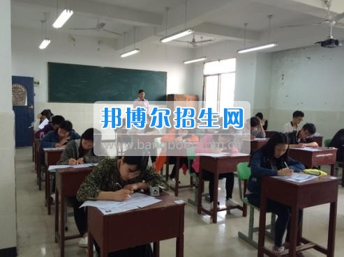 四川三河職業(yè)學(xué)院五年制轉(zhuǎn)錄考試工作圓滿結(jié)束  4月6日-7日，根據(jù)《四川三河職業(yè)學(xué)院2017年五年制轉(zhuǎn)錄考核方案》要求，2017年五年制轉(zhuǎn)錄考試在聯(lián)辦學(xué)校合江少岷職業(yè)技術(shù)學(xué)校張灣校區(qū)舉行，考試由教務(wù)處丁小林副處長組織，少岷職校有關(guān)領(lǐng)導(dǎo)共同配合開展，考試組織嚴(yán)密、紀(jì)律正常、圓滿完成了2017年五年制轉(zhuǎn)錄考試工作。
