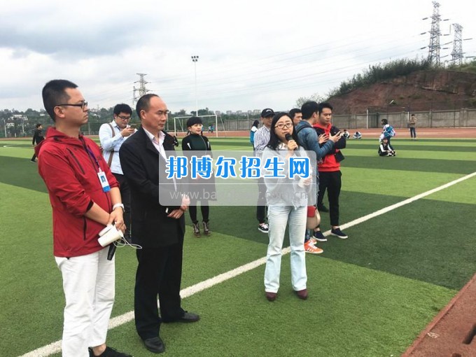 團市委領(lǐng)導(dǎo)督查瀘州市職業(yè)技術(shù)學(xué)校參加2017年五四青年節(jié)主題團日活動節(jié)目準(zhǔn)備情況