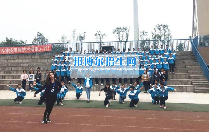 團市委領(lǐng)導(dǎo)督查瀘州市職業(yè)技術(shù)學(xué)校參加2017年五四青年節(jié)主題團日活動節(jié)目準(zhǔn)備情況