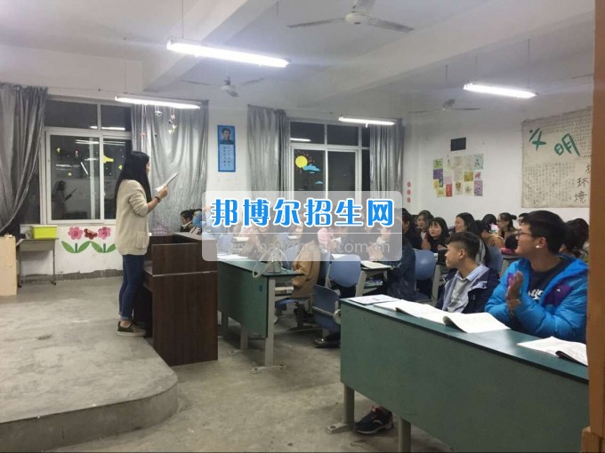 成都機(jī)電工程學(xué)校開(kāi)展2017年法治宣傳教育