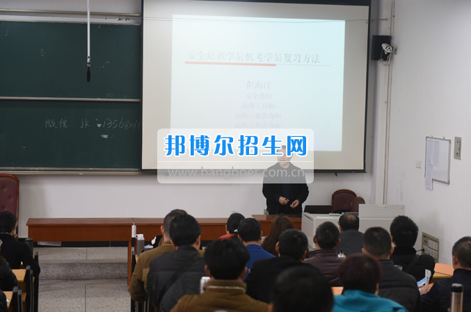 內(nèi)江市鐵路機(jī)械學(xué)校首期“特種設(shè)備、特種作業(yè)人員安全技術(shù)培訓(xùn)班”順利結(jié)業(yè)