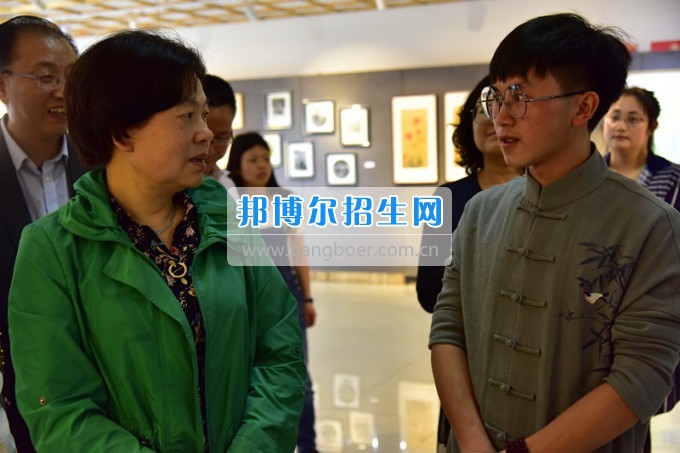 校黨委書記韓卉蒞臨貴州師范大學求是學院參觀2017屆美術畢業(yè)作品展