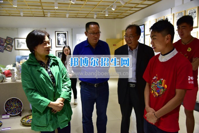 校黨委書記韓卉蒞臨貴州師范大學求是學院參觀2017屆美術畢業(yè)作品展