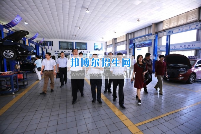 沈陽職業(yè)技術(shù)學院院長劉樹敏、濰坊工程職業(yè)學院院長高立伯一行來四川工程職業(yè)技術(shù)學院考察交流