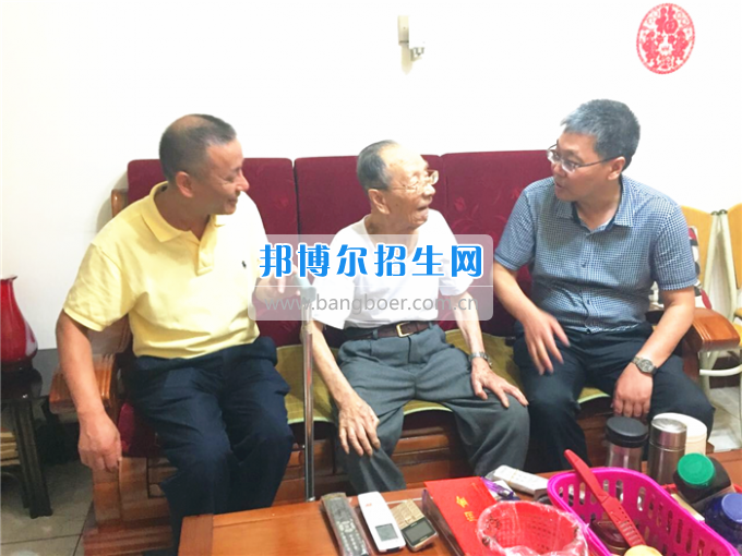 成都中醫(yī)藥大學(xué)領(lǐng)導(dǎo)走訪慰問(wèn)老黨員、困難黨員和群眾代表