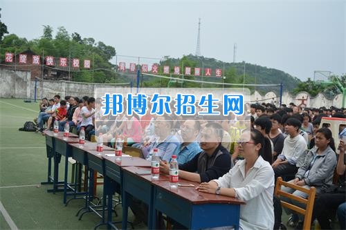 　　我校隆重舉行2017年預(yù)備班學(xué)生&ldquo;各展所長(zhǎng)，揚(yáng)帆起航&rdquo;文藝匯演  　　為了豐富同學(xué)們的課余生活，提高同學(xué)們的文藝素養(yǎng)，增強(qiáng)班級(jí)間的凝聚力和親和力。6月2日晚，我校在球類運(yùn)動(dòng)場(chǎng)舉辦了預(yù)備班&ldquo;各展所長(zhǎng)，揚(yáng)帆起航&rdquo;學(xué)生文藝匯演，全體預(yù)備班學(xué)生和職高部學(xué)生共800多名以及20多名教職工觀看了演出。  　　此次文藝匯演的節(jié)目?jī)?nèi)容形式多樣、內(nèi)容豐富，激情的開場(chǎng)舞&mdash;&mdash;《GOODBOY》中拉開了帷幕，伴隨著一陣陣掌聲，歌舞、小品、朗誦、相聲等精心準(zhǔn)備的22個(gè)精彩的節(jié)目為觀眾呈現(xiàn)了一道豐富的視聽盛宴，最后全體師生齊唱的《難忘今宵》把本場(chǎng)文藝匯演推向了高潮，掌聲和歡呼聲此起彼伏，臺(tái)上臺(tái)下成了一片激情四溢的海洋，本場(chǎng)文藝匯演畫上了圓滿的句號(hào)。  　　此次文藝匯演演出的成功舉辦，充分彰顯了我校預(yù)備班學(xué)生的個(gè)性，讓預(yù)備班學(xué)生充分感受到育才職高的魅力。