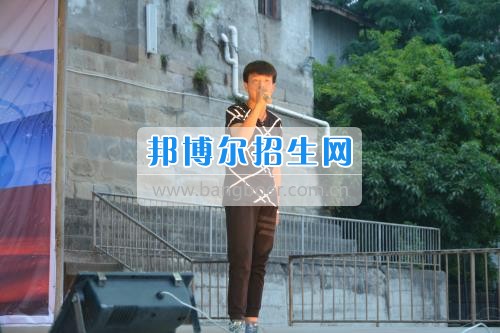 　　我校隆重舉行2017年預(yù)備班學(xué)生&ldquo;各展所長(zhǎng)，揚(yáng)帆起航&rdquo;文藝匯演  　　為了豐富同學(xué)們的課余生活，提高同學(xué)們的文藝素養(yǎng)，增強(qiáng)班級(jí)間的凝聚力和親和力。6月2日晚，我校在球類運(yùn)動(dòng)場(chǎng)舉辦了預(yù)備班&ldquo;各展所長(zhǎng)，揚(yáng)帆起航&rdquo;學(xué)生文藝匯演，全體預(yù)備班學(xué)生和職高部學(xué)生共800多名以及20多名教職工觀看了演出。  　　此次文藝匯演的節(jié)目?jī)?nèi)容形式多樣、內(nèi)容豐富，激情的開場(chǎng)舞&mdash;&mdash;《GOODBOY》中拉開了帷幕，伴隨著一陣陣掌聲，歌舞、小品、朗誦、相聲等精心準(zhǔn)備的22個(gè)精彩的節(jié)目為觀眾呈現(xiàn)了一道豐富的視聽盛宴，最后全體師生齊唱的《難忘今宵》把本場(chǎng)文藝匯演推向了高潮，掌聲和歡呼聲此起彼伏，臺(tái)上臺(tái)下成了一片激情四溢的海洋，本場(chǎng)文藝匯演畫上了圓滿的句號(hào)。  　　此次文藝匯演演出的成功舉辦，充分彰顯了我校預(yù)備班學(xué)生的個(gè)性，讓預(yù)備班學(xué)生充分感受到育才職高的魅力。