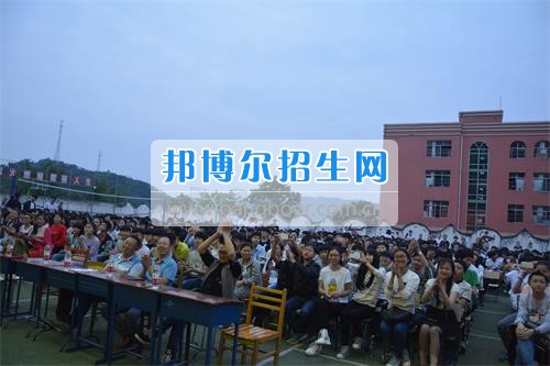 　　我校隆重舉行2017年預(yù)備班學(xué)生&ldquo;各展所長(zhǎng)，揚(yáng)帆起航&rdquo;文藝匯演  　　為了豐富同學(xué)們的課余生活，提高同學(xué)們的文藝素養(yǎng)，增強(qiáng)班級(jí)間的凝聚力和親和力。6月2日晚，我校在球類運(yùn)動(dòng)場(chǎng)舉辦了預(yù)備班&ldquo;各展所長(zhǎng)，揚(yáng)帆起航&rdquo;學(xué)生文藝匯演，全體預(yù)備班學(xué)生和職高部學(xué)生共800多名以及20多名教職工觀看了演出。  　　此次文藝匯演的節(jié)目?jī)?nèi)容形式多樣、內(nèi)容豐富，激情的開場(chǎng)舞&mdash;&mdash;《GOODBOY》中拉開了帷幕，伴隨著一陣陣掌聲，歌舞、小品、朗誦、相聲等精心準(zhǔn)備的22個(gè)精彩的節(jié)目為觀眾呈現(xiàn)了一道豐富的視聽盛宴，最后全體師生齊唱的《難忘今宵》把本場(chǎng)文藝匯演推向了高潮，掌聲和歡呼聲此起彼伏，臺(tái)上臺(tái)下成了一片激情四溢的海洋，本場(chǎng)文藝匯演畫上了圓滿的句號(hào)。  　　此次文藝匯演演出的成功舉辦，充分彰顯了我校預(yù)備班學(xué)生的個(gè)性，讓預(yù)備班學(xué)生充分感受到育才職高的魅力。