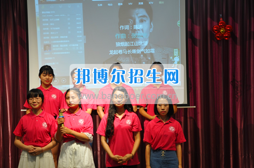 重慶工商大學(xué)派斯學(xué)院舉行青春“三下鄉(xiāng)”，我們?cè)诼飞匣顒?dòng)