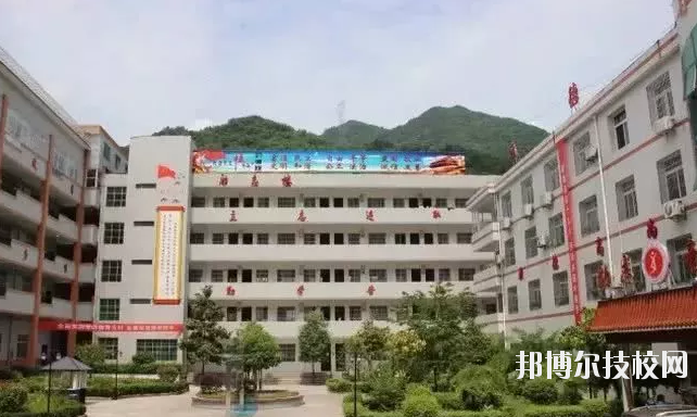 鎮(zhèn)巴縣職業(yè)教育中心2020年報名條件、招生要求、招生對象 