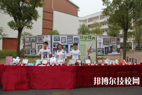 學(xué)校的選擇與報(bào)考是雙向的，不光學(xué)生會(huì)選擇一所優(yōu)秀的學(xué)校報(bào)考，學(xué)校也會(huì)選擇優(yōu)質(zhì)的學(xué)生進(jìn)行錄取，讓自己的辦學(xué)更上一層樓。因此在報(bào)考前，同學(xué)們很有必要去了解一下學(xué)校的招生要求以及報(bào)名條件。下面就和小編一起來(lái)看看井岡山應(yīng)用科技學(xué)校的招生要求吧。  井岡山應(yīng)用科技學(xué)校招生對(duì)象：應(yīng)屆初中畢業(yè)生。  井岡山應(yīng)用科技學(xué)校 1.中考準(zhǔn)考證:  2.戶(hù)口本前頁(yè)及學(xué)生個(gè)人戶(hù)口頁(yè)復(fù)印件:  3.初中畢業(yè)證復(fù)印件:  4.其它享受?chē)?guó)家資助的證件。低保、殘疾等證件:  井岡山應(yīng)用科技學(xué)校簡(jiǎn)介 江西省井岡山應(yīng)用科技學(xué)校前身為江西省吉安農(nóng)業(yè)學(xué)校，創(chuàng)辦于1951年10月，是一所全日制普通中等專(zhuān)業(yè)學(xué)校，隸屬于吉安市農(nóng)業(yè)局。2004年4月經(jīng)江西省人民政府批準(zhǔn)，更名為江西省井岡山應(yīng)用科技學(xué)校，2009年12月經(jīng)市教育局批準(zhǔn)，增掛吉安農(nóng)業(yè)學(xué)校校牌，實(shí)行兩塊牌子一套班子。學(xué)校位于吉安市旅游風(fēng)景區(qū)----青原山，校園占地面積180畝，建筑面積7萬(wàn)余平方米，環(huán)境優(yōu)美，是一所花園式學(xué)?！，F(xiàn)有教職工245人，其中專(zhuān)兼職教師236人，現(xiàn)有在校學(xué)生4078人。  小編總結(jié) 不知道小伙伴們滿(mǎn)足以上要求了嗎?對(duì)于想要報(bào)考井岡山應(yīng)用科技學(xué)校的同學(xué)來(lái)說(shuō)，滿(mǎn)足招生要求只是報(bào)考的第一步哦!要確定自己會(huì)不會(huì)被錄取，就還需要對(duì)學(xué)校的錄取分?jǐn)?shù)線(xiàn)做好了解，歡迎大家前往邦博爾技校網(wǎng)進(jìn)行分?jǐn)?shù)線(xiàn)的咨詢(xún)。