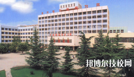 知道一所學校的名字，但是最基本的學校簡介是必須了解的，選學校不能初心，畢竟是關系到自己的將來。以下是小編整理的蘭州電力學校介紹。  蘭州電力學校層次：中專  蘭州電力學校性質：公辦  蘭州電力學校地址：蘭州市安寧區(qū)萬新北路  蘭州電力學校介紹 蘭州電力學校坐落于蘭州安寧區(qū)，環(huán)境優(yōu)美，教學設施齊全。蘭州電力學校、甘肅電業(yè)職工中等專業(yè)學校、甘肅電力繼續(xù)教育中心三塊牌子，一套機構，分署辦公，甘肅電力黨校掛靠在學校。  十幾年來，蘭州電力學校先后招收國家任務生、社會委培生、市場調節(jié)生等類學生，為社會和系統(tǒng)培養(yǎng)畢業(yè)生3104名，為甘肅電力系統(tǒng)和農電系統(tǒng)培訓學員近16000人。 經過十幾年、尤其是90年代中后期的迅速發(fā)展，學校已經成為甘肅省中專學校的佼佼者，建有一座中型實習工廠，有計算機多媒體教室、電子閱覽室等18個實驗室和校園計算機網絡。學校曾經和現(xiàn)設置的專業(yè)有發(fā)電廠及電力系統(tǒng)、電廠熱能動力設備、電廠化學、建筑工程估價、用電管理、計算機應用、財務會計、城鎮(zhèn)供用電、農村供用電、制冷與空調安裝、電力營銷、電氣技術、電子電器、輸配電線路施工檢修與運行、水利水電工程技術、文化藝術等近二十個專業(yè)。學制有大中專二年半、在職中專三年、普通中專四年和
