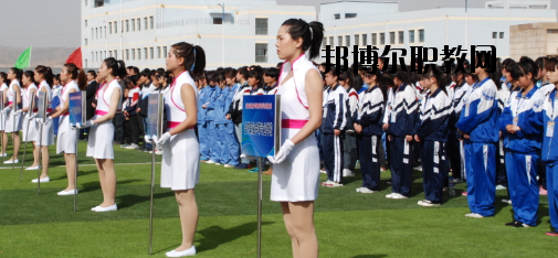 升學(xué)都是選拔性的考試，所以對同學(xué)們都有分?jǐn)?shù)要求是很正常的，而初中升學(xué)又分為高中和普通中職學(xué)校，而這兩個(gè)之間的錄取都是不一樣的，在分?jǐn)?shù)上面的要求區(qū)別比較大，那么，白銀工業(yè)學(xué)校招生錄取分?jǐn)?shù)線是多少呢?接下來就為同學(xué)們整理一下。  白銀工業(yè)學(xué)校錄取分?jǐn)?shù)線 白銀市普高錄取分?jǐn)?shù)線：460分  白銀工業(yè)學(xué)校拓展閱讀 學(xué)校擁有一支學(xué)歷層次高、專業(yè)水平強(qiáng)、敬業(yè)愛崗、專兼結(jié)合、充滿活力的高素質(zhì)教師隊(duì)伍，學(xué)?，F(xiàn)有專兼結(jié)合的教師近200人。其中，研究生學(xué)歷11人，本科學(xué)歷89人，學(xué)歷合格率達(dá)92%以上;有高級(jí)職稱25人，中級(jí)職稱76人;基礎(chǔ)課教師48人，專業(yè)課教師67人，實(shí)習(xí)指導(dǎo)教師33人，雙師型教師占16人。教師的學(xué)歷、職稱結(jié)構(gòu)合理，完全能滿足學(xué)校的教學(xué)、實(shí)習(xí)實(shí)訓(xùn)需要。  學(xué)校擁有十一個(gè)專業(yè)實(shí)訓(xùn)室。即電子電工實(shí)訓(xùn)室、建筑材料實(shí)訓(xùn)室、機(jī)電一體化實(shí)訓(xùn)室、電焊實(shí)訓(xùn)室、電器維修實(shí)訓(xùn)室、電鋼琴實(shí)驗(yàn)實(shí)訓(xùn)室、金工實(shí)訓(xùn)室、模具數(shù)控實(shí)訓(xùn)室、CID制圖室、中高級(jí)電工考核室、銑工實(shí)訓(xùn)室。擁有四大實(shí)驗(yàn)室，即化工實(shí)驗(yàn)室、物理實(shí)驗(yàn)室、財(cái)會(huì)模擬實(shí)驗(yàn)室、語音實(shí)驗(yàn)室。擁有六個(gè)微機(jī)室，多媒體教室、電教室等現(xiàn)代化教學(xué)設(shè)施。并建成校園網(wǎng)及遠(yuǎn)程教育網(wǎng)。學(xué)校將于5月份開工興建的實(shí)訓(xùn)樓建成后，將進(jìn)一步改善實(shí)訓(xùn)條件。學(xué)校分南北兩個(gè)校區(qū)，占地面積500余畝，校舍建筑面積66000平方米。  上文，就是小編為同學(xué)們整理的關(guān)于白銀工業(yè)學(xué)校所在地的普高錄取分?jǐn)?shù)線，同學(xué)們可以通過這個(gè)分?jǐn)?shù)線來分析自己現(xiàn)在的一個(gè)成績，能夠上高中的話及盡量的上高中。