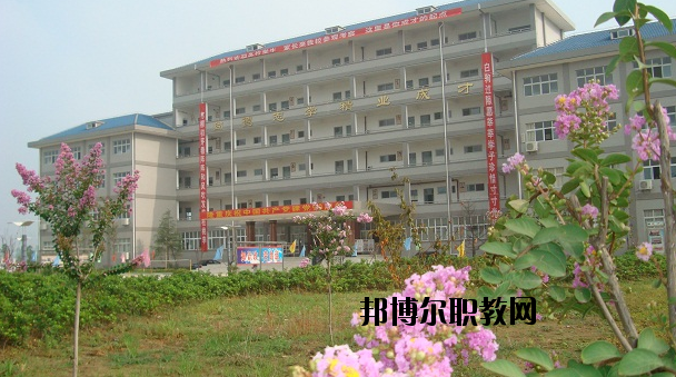 鄂州經(jīng)貿(mào)學(xué)校2020年報名條件、招生要求、招生對象