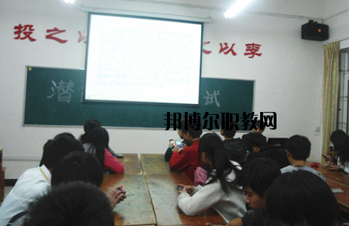 江西電子信息工程學(xué)校2020年招生辦聯(lián)系電話(huà)