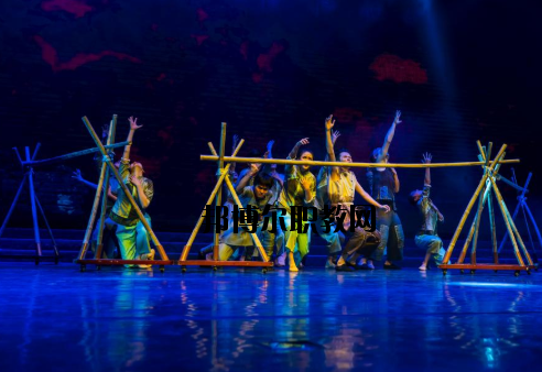 在報(bào)考吉安文藝學(xué)校之前，小伙伴們有沒(méi)有對(duì)學(xué)校的招生要求做好了解呢。學(xué)校的招生要求應(yīng)該是在一開(kāi)始就應(yīng)該進(jìn)行了解的，這是為什么呢?因?yàn)?，一所學(xué)校的招生要求就相當(dāng)于是這所學(xué)校的門(mén)檻，只有當(dāng)同學(xué)們可以滿足這所學(xué)校的招生要求的時(shí)候才有資格報(bào)考這所學(xué)校。  吉安文藝學(xué)校招生對(duì)象：初三應(yīng)歷屆畢業(yè)生。  吉安文藝學(xué)校辦學(xué)成就 2017年為紀(jì)念中國(guó)人民解放軍建軍90周年、秋收起義90周年、井岡山革命根據(jù)地建立90周年北京舞蹈學(xué)院聯(lián)合江西吉安職業(yè)技術(shù)學(xué)院(吉安文藝學(xué)校)共同創(chuàng)作出品舞劇《井岡 井岡》。2018年舞劇《井岡 井岡》參加省教育廳組織的高雅藝術(shù)進(jìn)校園活動(dòng)，在全省高校巡演，共演出12場(chǎng)，高校巡演共6場(chǎng)，在井岡山演出3場(chǎng)，演出反響熱烈，受到廣大觀眾的一致好評(píng)。  吉安文藝學(xué)校拓展閱讀 2018年由教育部、文化和旅游部、國(guó)家民委、天津市人民政府主辦，全國(guó)文化藝術(shù)職業(yè)教育教學(xué)指導(dǎo)委員會(huì)、天津藝術(shù)職業(yè)學(xué)院承辦的年全國(guó)職業(yè)院校技能大賽“中華優(yōu)秀傳統(tǒng)文化藝術(shù)表演賽”在天津大禮堂隆重舉行。我校情景舞蹈《十送紅軍》與來(lái)自全國(guó)其他10所藝術(shù)職業(yè)院校的13個(gè)節(jié)目同臺(tái)比拼，榮獲優(yōu)秀表演獎(jiǎng)(一等獎(jiǎng))?；赝麔槑V讀初心——江西省高校“誦讀紅色家書(shū)，講述英烈故事”我校紅色故事情景舞蹈《十送紅軍》節(jié)目參演，本節(jié)目節(jié)選自我校和北京舞蹈學(xué)院聯(lián)合編創(chuàng)的舞劇《井岡 井岡》，《十送紅軍》是其中的第四幕，舞蹈巡演共5場(chǎng)，分別是贛南師范學(xué)院、上饒師范學(xué)院、南昌師范學(xué)院、南昌豫章師范學(xué)院、井岡山大學(xué)。演出效果感人并突顯我校高素質(zhì)的專業(yè)能力，為吉安市和市直單位領(lǐng)導(dǎo)、吉安市大中小學(xué)師生們帶去了精彩動(dòng)人的故事。  小編總結(jié) 我們可以看出吉安文藝學(xué)校在制定的招生要求是一所中專學(xué)校的常規(guī)要求，招生條件都是很標(biāo)準(zhǔn)的。吉安文藝學(xué)校的招生對(duì)象為初三應(yīng)歷屆畢業(yè)生，相信很多的小伙伴都可以滿足這個(gè)要求。如果同學(xué)們滿足這個(gè)條件又對(duì)學(xué)校感興趣的話，接下來(lái)就要抓緊時(shí)間去對(duì)學(xué)校其他的招生政策做進(jìn)一步了解了。