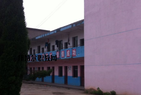 不同的同學(xué)對于學(xué)校宿舍的要求也是不一樣的。有的同學(xué)認(rèn)為學(xué)校宿舍休息的條件就可以了，而有的同學(xué)則希望學(xué)校宿舍還有可以學(xué)習(xí)的條件，這樣自己以后如果有沒有完成的學(xué)習(xí)任務(wù)還可以在宿舍繼續(xù)完成。當(dāng)學(xué)校的宿舍條件滿足同學(xué)們的預(yù)期的時候，這所學(xué)校被選擇的幾率也會大大提高。  上饒中等職業(yè)學(xué)校宿舍條件 學(xué)校宿舍寬敞明亮，配有衛(wèi)生間、空調(diào)、書桌、柜子、熱水等等設(shè)施，條件較好。  上饒中等職業(yè)學(xué)校辦學(xué)條件 1、學(xué)校坐落在上饒市近郊皂頭鎮(zhèn)，擁有自建的獨立校園，校區(qū)占地面積60余畝，建筑面積24100平方米，環(huán)境幽雅，交通便利，各類設(shè)施齊全，公寓式宿舍并配有空調(diào)，是莘莘學(xué)子理想的求學(xué)深造之地。  2、教學(xué)儀器設(shè)備總值380多萬，圖書2萬余冊，現(xiàn)代教育教學(xué)設(shè)施完備，建有計算機(jī)房、語音室、形體房、電子實訓(xùn)室、多媒體教室、大禮堂、電子閱覽室、琴房和教育實習(xí)基地等各類教學(xué)場所。  3、現(xiàn)有全日制教學(xué)班級15多個，在校學(xué)生600多人。  上饒中等職業(yè)學(xué)校獲得成就 學(xué)校辦學(xué)十五年來，先后培養(yǎng)了八千多名合格的畢業(yè)生，從我校走出的畢業(yè)生一大批都已成為企業(yè)的技術(shù)骨干和管理人員，學(xué)校先后被省教育廳授予“江西省示范中等職業(yè)學(xué)校”“江西省中等職業(yè)學(xué)校先進(jìn)單位”上饒市政府授予“全市先進(jìn)學(xué)校”上饒市教育局授予“上饒市重點職業(yè)學(xué)校”等榮譽(yù)稱號。  小編總結(jié) 我們可以看到學(xué)校的宿舍寬敞明亮，配有衛(wèi)生間、空調(diào)、書桌、柜子、熱水等等設(shè)施，條件較好，無論同學(xué)們是在寢室學(xué)習(xí)還是休息都是很方便的?？催^上饒中等職業(yè)學(xué)校的宿舍條件以后，小伙伴們覺得學(xué)校的宿舍怎么樣呢?