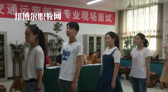 問：蘭州紅古區(qū)職教中心怎么樣、好不好?  答：紅古區(qū)職業(yè)教育中心是一所以培養(yǎng)實用技術(shù)人才為特點的公辦學(xué)校，地處蘭州市紅古區(qū)政府所在地海石灣。中心始終堅持以服務(wù)為宗旨，以就業(yè)為導(dǎo)向的辦學(xué)方針，面向市場開辦專業(yè)。學(xué)校擁有設(shè)施先進、配備精良的汽修、鉗工、電子、鋼琴、舞蹈、美術(shù)、計算機等實訓(xùn)室。近年來學(xué)校教育教學(xué)質(zhì)量穩(wěn)步提高,連續(xù)三年獲得蘭州市中職學(xué)校教育教學(xué)質(zhì)暈優(yōu)秀獎。  蘭州紅古區(qū)職教中心升學(xué) 我校分別與蘭州職業(yè)技術(shù)學(xué)院、白銀礦治職業(yè)技術(shù)學(xué)院、甘肅林業(yè)職業(yè)技術(shù)學(xué)院、平?jīng)雎殬I(yè)技術(shù)學(xué)院、甘肅畜牧工程職業(yè)技術(shù)學(xué)院簽訂了中高職一體化聯(lián)合辦學(xué)協(xié)議，學(xué)生在校學(xué)習(xí)兩年，參加高校轉(zhuǎn)段測試，成績合格升入聯(lián)辦高校學(xué)習(xí)三年，畢業(yè)后發(fā)放國家承認(rèn)(統(tǒng)招)的畢業(yè)證書。  蘭州紅古區(qū)職教中心設(shè)施 設(shè)有計算機實訓(xùn)室3個，共計計算機百余臺，開通了校園網(wǎng)、電信光纖接入互聯(lián)網(wǎng)，并建成了獨立域名的校園網(wǎng)站。學(xué)習(xí)有普通機床車間、數(shù)控實訓(xùn)室、車工實訓(xùn)室、電子電工實訓(xùn)室、家電整機實訓(xùn)室、器材室，兩個面積130平方米的舞蹈實訓(xùn)室和兩個美術(shù)創(chuàng)作室。  蘭州紅古區(qū)職教中心拓展閱讀 為了使職業(yè)教育穩(wěn)步發(fā)展，學(xué)校實行了“校校合作”、“校企合作”、“工學(xué)結(jié)合”的辦學(xué)模式，在經(jīng)濟發(fā)達(dá)地區(qū)全力打造就業(yè)實習(xí)基地，安排畢業(yè)生在上海、南京、安徽、蘇州等地區(qū)就業(yè)。為了培養(yǎng)學(xué)生的就業(yè)能力，開展了學(xué)生以社會實踐為主，旨在增強學(xué)生提前了解企業(yè)生產(chǎn)、管理、工作強度等為內(nèi)容的“工學(xué)結(jié)合”活動，收到了良好的效果。“工學(xué)結(jié)合”實踐活動解決了困難家庭學(xué)生上學(xué)難的問題。  在學(xué)校的時光是很有限的，你要懂得珍惜。不僅僅在學(xué)業(yè)上有所提升，也要不斷的提升個人的魅力，社會是一個需要有能力有遠(yuǎn)見人才的體系，如果你有目標(biāo)和理想，也會更加的有學(xué)習(xí)的動力，對企業(yè)來說，有主見的人才更受人歡迎。