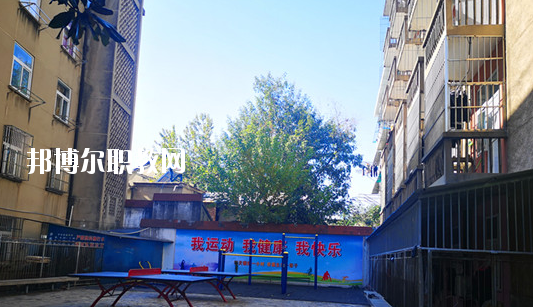 在對(duì)這所學(xué)校進(jìn)行判斷以后，才會(huì)知道不同學(xué)校之間所公布的各方面情況都是不同的，而這些信息也是需要學(xué)生自己去進(jìn)行判斷的，當(dāng)然了其中有關(guān)于學(xué)校的住宿環(huán)境也是需要被學(xué)生所了解的，畢竟這是每個(gè)學(xué)生在學(xué)校的住宿情況。  蕪湖職業(yè)技術(shù)學(xué)院附屬中等職業(yè)學(xué)校住宿條件 學(xué)生宿舍實(shí)行四人間公寓化、封閉式管理，并配有校園公共浴室、住宿條件不錯(cuò)，給學(xué)生提供了一個(gè)舒適、安全的學(xué)習(xí)和生活環(huán)境。  蕪湖職業(yè)技術(shù)學(xué)院附屬中等職業(yè)學(xué)校辦學(xué)條件 學(xué)校坐落在美麗的鏡湖公園和九蓮塘公園中間，是市中心唯一的一所公辦職業(yè)學(xué)校，交通便利，環(huán)境優(yōu)美，生活方便。學(xué)校本著對(duì)教育教學(xué)質(zhì)量和學(xué)生負(fù)責(zé)的態(tài)度，劃定最低錄取線。住校生宿舍條件優(yōu)越，實(shí)行公寓化、封閉式管理。學(xué)校教學(xué)設(shè)備齊全，多媒體電教室、多功能活動(dòng)廳、計(jì)算機(jī)組裝實(shí)驗(yàn)室、數(shù)字化動(dòng)漫實(shí)驗(yàn)室、語(yǔ)言實(shí)驗(yàn)室、實(shí)訓(xùn)賓館、與學(xué)院聯(lián)網(wǎng)的校園網(wǎng)及學(xué)院擁有的實(shí)驗(yàn)實(shí)訓(xùn)室等，為學(xué)生提升動(dòng)手能力、開拓視野創(chuàng)造了得天獨(dú)厚的條件。  蕪湖職業(yè)技術(shù)學(xué)院附屬中等職業(yè)學(xué)校師資力量 近幾年我校一批優(yōu)秀教師、教壇新星脫穎而出，多人次獲國(guó)家、省、市一等獎(jiǎng)項(xiàng)。我?，F(xiàn)有正教授一名，省級(jí)特級(jí)教師一名(同類學(xué)校唯一)，高中級(jí)教師若干。學(xué)校聘請(qǐng)蕪湖職業(yè)技術(shù)學(xué)院專家教授組成教學(xué)督導(dǎo)組實(shí)施教學(xué)督導(dǎo)，對(duì)備課、上課等教學(xué)環(huán)節(jié)進(jìn)行全程質(zhì)量評(píng)估，以督導(dǎo)促教學(xué)、以督導(dǎo)促創(chuàng)新、以督導(dǎo)促規(guī)范，使學(xué)生學(xué)有所成。我校教學(xué)計(jì)劃和課程設(shè)置是由學(xué)院、附校、用人單位、專業(yè)領(lǐng)域?qū)＜宜姆絽⑴c研發(fā)。已形成：頂層設(shè)計(jì)、分層教學(xué)、工學(xué)結(jié)合、系統(tǒng)培養(yǎng)的獨(dú)特教學(xué)模式。嚴(yán)把教學(xué)標(biāo)準(zhǔn)和畢業(yè)生質(zhì)量標(biāo)準(zhǔn)兩個(gè)關(guān)口。  以上所介紹的信息便是有關(guān)于蕪湖職業(yè)技術(shù)學(xué)院附屬中等職業(yè)學(xué)校的住宿情況，就可以知道其實(shí)這所學(xué)校對(duì)于學(xué)生的基本需求是可以滿足的，但是學(xué)生想要選擇其他方面的住宿情況話，就需要學(xué)生提前去對(duì)每所學(xué)校的住宿情況進(jìn)行了解。