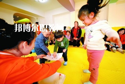 隨著二胎政策的放寬，我國新生兒的數(shù)量明顯增多，這也說明，在未來的很長一段時間里，幼師都是一個非常受歡迎的行業(yè)，而四川是座發(fā)展迅速，有深厚文化底蘊的城市，自然是受到很多同學喜愛，近日，就會問小編關(guān)于四川讀幼師學校好不好?那接下來，小編就給大家介紹一下四川幼師學校，如果你有更多疑問，歡迎點擊右側(cè)的咨詢欄與我們交流。  四川讀幼師的就業(yè)前景 就業(yè)容易，畢業(yè)學生不愁“嫁”盡管當前就業(yè)形勢嚴峻，各地大學生就業(yè)難度大，但許多城市的學前教育專業(yè)畢業(yè)生并未受影響，反而逆勢上漲，待遇也比往年有所提高。近年來，由于幼兒園發(fā)展的需要，很多單位幼兒教師奇缺，連男老師也變得搶手起來。學前、初教專業(yè)畢業(yè)生不愁“嫁”，甚至有很多幼教機構(gòu)到學校預(yù)約、搶簽畢業(yè)生，幼教人才受歡迎程度可見一斑。  四川讀幼師的優(yōu)勢 幼教項目的穩(wěn)定性強，不受市場沖擊，打造終身產(chǎn)業(yè)?，F(xiàn)階段，無論是從國家教育改革發(fā)展的全局出發(fā)，還是從目前有關(guān)民辦學前教育的法律法規(guī)政策等方面來看，民辦學前教育發(fā)展?jié)摿Χ际志薮?。其次，成就子女未來。選擇了幼教工作，可以讓我們更懂得如何教育子女，對自己未來孩子接收良好的家庭教育有著十分重要的促進作用。女性投身幼教行業(yè)后，長期接受最先進的幼教理念和適合中國幼兒的各類課程，繼而在對自己子女的教育觀念和方法上也會更科學，為孩子今后的發(fā)展奠定更好的基礎(chǔ)。  德陽科貿(mào)職業(yè)學院幼師升學班學前教育專業(yè)介紹 本專業(yè)順應(yīng)國家“幼有所育”學前教育決策和學前教育專業(yè)人才極度短缺的社會需求而設(shè)，是一個綜合性較強的專業(yè)，涵蓋0-6歲兒童的教育，作為人生起點教育的學前教育專業(yè)對人的一生的發(fā)展和教育起著重要的奠基作用。本專業(yè)緊密對接各級各類幼兒園和早期教育機構(gòu)等實施合作辦學、合作育人，強化“四能”特長(彈唱、舞蹈、美術(shù)、游戲)、“五會”素養(yǎng)(保育、保健、教育、溝通、管理)，致力于培養(yǎng)新時代“有愛心、有耐心、有恒心、有責任心”的學前教育人才。  培養(yǎng)目標：本專業(yè)培養(yǎng)以立德樹人為己任，具有良好的職業(yè)道德、專業(yè)素養(yǎng)、協(xié)作精神、溝通能力和創(chuàng)新意識，擁有先進的幼兒教育理念，具有較扎實的學前教育的專業(yè)知識與專業(yè)技能，具備較強的幼兒保教能力，從事幼兒園教育教學、保育保健工作的高素質(zhì)應(yīng)用型人才。  核心課程：學前教育學、學前兒童心理學、幼兒游戲理論與實踐、幼兒行為觀察、幼兒園五大領(lǐng)域教育、學前衛(wèi)生學、聲樂、鋼琴、舞蹈、美術(shù)、幼兒歌曲彈唱、幼兒舞蹈創(chuàng)編、幼兒園班級管理、幼兒手工、家庭教育等。  職業(yè)前景：習近平總書記在“黨的十九大”上指出：“增進民生福祉是發(fā)展的根本目的。必須多謀民生之利、多解民生之憂，在發(fā)展中補齊民生短板、促進社會公平正義，在幼有所育、學有所教上不斷取得新進展。”  2019年教育部《2018年全國教育事業(yè)發(fā)展統(tǒng)計公報》顯示，2018年全國共有幼兒園26.67萬所，比上年增加1.17萬所，增長4.60%; 在園幼兒4656.42萬人，比上年增加56.28萬人;學前教育毛入園率達到81.7%，比上年提高2.1%，且0-6歲兒童超過1億，幼兒園專任教師258.14萬人。按照國家對學前教育師幼比(1:5)的規(guī)定，幼兒園專任教師的缺口高達673萬多。學前教育專業(yè)人才就業(yè)前景非常廣闊。  就業(yè)崗位：幼兒園教師、幼兒保育員、幼兒保健教師、早期教育教師。  獲取資格證書：幼兒園教師資格證、普通話水平證書(二甲及以上)  專業(yè)實訓室：幼兒保育實訓室、幼兒衛(wèi)生保健實訓室、仿真幼兒園、幼兒手工制作實訓室、幼兒美術(shù)實訓室、聲樂實訓室、形體舞蹈實訓室、鋼琴實訓室、游戲與感統(tǒng)實訓室、繪本實訓室、蒙臺梭利教育實訓室、奧爾夫音樂實訓室等。  專業(yè)實踐基地：廣漢市第三幼兒園、廣漢市雒城鎮(zhèn)第四幼兒園、廣漢市西外中心幼兒園、德陽市旌南幼兒園、德陽市黃河東路幼兒園、四川師范大學實驗幼兒園、四川師范大學附屬啟夏幼兒園、成都市武侯區(qū)福錦幼兒園、崇州市虹橋歡樂谷幼兒園、岳池知恩行幼兒園、西充縣青葵幼兒園等。  上面關(guān)于四川讀幼師學校好不好?小編介紹了，小編覺得不管是讀什么學校都是要從多方面來考慮的，要看行業(yè)的發(fā)展前景怎么樣，還要看這個專業(yè)到底適不適合自己，就好像幼師學校，一定要學好小孩子才可以去讀，因為這個專業(yè)將來出來不管做什么工作，都是要和小朋友待在一起的。如有更多問題，歡迎咨詢邦博爾網(wǎng)。