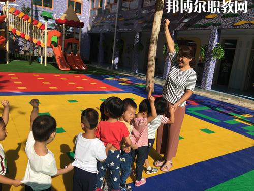 隨著我國(guó)人口基數(shù)的大幅上漲，我國(guó)幼兒園的數(shù)量呈現(xiàn)逐年遞增的趨勢(shì)，但符合現(xiàn)在教育標(biāo)準(zhǔn)的專業(yè)性幼兒教師卻少之又少，所以說幼兒教師行業(yè)是現(xiàn)目前非常有發(fā)展前途的行業(yè)之一。近日就有不少同學(xué)咨詢小編關(guān)于成都女生讀幼師學(xué)校學(xué)什么專業(yè)好?女生若是想學(xué)幼師類專業(yè)，可以選擇的專業(yè)方向是很多的，在這里就給大家介紹一下。  學(xué)前教育專業(yè)就業(yè)前景 在早期教育方面，0-3歲是人的一生中發(fā)展最重要的時(shí)期。一個(gè)人的學(xué)習(xí)能力的50%是在生命的頭4年中發(fā)展起來的，初生嬰兒的腦發(fā)育比15歲孩子快1000倍。很多思想和智力是在3歲前打下基礎(chǔ)的。0-3歲是嬰幼兒成長(zhǎng)的關(guān)鍵期：最初的身體素質(zhì)、智力發(fā)展、個(gè)性品質(zhì)的形成于發(fā)展都是從這里開始的。越來越多的家長(zhǎng)開始接受并重視早期教育，早期教育在我國(guó)經(jīng)過10余年的發(fā)展已經(jīng)形成相當(dāng)?shù)囊?guī)模，不僅是大城市，就算是三、四線城市也隨處可見大大小小的“親子園”“親子中心”“早教中心”等早教機(jī)構(gòu)，但專業(yè)的早期教育師資嚴(yán)重不足。  學(xué)前教育專業(yè)就業(yè)崗位 1、教師或兒童顧問;  2、兒童發(fā)展評(píng)估和指導(dǎo)人員、兒童教育和衛(wèi)生發(fā)展政策制定者、兒童教育咨詢專家——在有關(guān)政府機(jī)關(guān)、各大醫(yī)院的兒科門診工作;  3、兒童專欄節(jié)目采編人員——在報(bào)社、雜志社、電臺(tái)電視臺(tái)等媒體工作;  4、各類兒童用品開發(fā)的專業(yè)顧問或市場(chǎng)調(diào)查和分析專業(yè)人士等。  幼師專業(yè)介紹 培養(yǎng)目標(biāo)：本專業(yè)培養(yǎng)熱愛幼兒教育事業(yè)，能適應(yīng)幼兒教育改革與發(fā)展的需要，關(guān)愛幼兒，有良好的師德、寬厚的科學(xué)文化知識(shí)和扎實(shí)的學(xué)前教育專業(yè)理論，具有過硬的專業(yè)技能、教育能力及教育研究的意識(shí)和能力，綜合素質(zhì)高，能在托幼機(jī)構(gòu)從事0-6歲保教、管理工作的幼兒教師。  核心課程：舞蹈，視唱，琴法，樂理，聲樂，美術(shù)，鍵盤和聲與伴奏，幼兒歌曲伴奏，玩教具制作，教師口語，教師禮儀，幼兒游戲與主持，幼兒教育學(xué)，兒童文學(xué)，幼兒衛(wèi)生與保健，幼兒心里學(xué)，幼師英語，珠心算等。  女生讀學(xué)前教育怎么樣 學(xué)前教育前景不錯(cuò)，對(duì)女孩來說尤其是不錯(cuò)的選擇。特別是有品牌的幼兒園，十分吃香。  隨著我國(guó)幼教事業(yè)的迅速發(fā)展，對(duì)于幼兒教師和管理人員的需求驟增，幼師專業(yè)的畢業(yè)生供不應(yīng)求。盡管今年來全國(guó)各地一些院校增建了學(xué)前教育專業(yè)來培養(yǎng)幼兒教師，仍然不能滿足整個(gè)社會(huì)的需求。  國(guó)家中長(zhǎng)期教育改革和發(fā)展規(guī)劃綱要(2010-2020年)中指出，到2020年，普及學(xué)前一年教育，基本普及學(xué)前兩年教育，重視0至3歲嬰幼兒教育。大力發(fā)展公辦幼兒園，積極扶持民辦幼兒園。嚴(yán)格執(zhí)行幼兒教師資格標(biāo)準(zhǔn)，依法落實(shí)幼兒教師地位和待遇。  上面關(guān)于成都女生讀幼師學(xué)校學(xué)什么專業(yè)好，小編給大家介紹了。幼教專業(yè)現(xiàn)在已經(jīng)成為了當(dāng)代女生選擇的熱門的教育行業(yè)之一。因?yàn)橛讕熓呛⒆映砷L(zhǎng)關(guān)鍵的存在，越來越多的孩子需要受到教育，幼兒教師在今后的道路是很寬廣的。對(duì)于女生來說，幼師專業(yè)還是不錯(cuò)的，因?yàn)閷韽氖鹿ぷ魃蠒?huì)有許多優(yōu)勢(shì)，比較好就業(yè)。